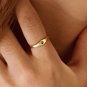 Bague empreinte de patte, bague patte de chien, bague pour chien, nom d'animal de compagnie, anneaux nominatifs empilables, cadeau commémoratif d'animal de compagnie, cadeau perte d'un chien, cadeau pour amoureux des animaux de compagnie, maman de chien