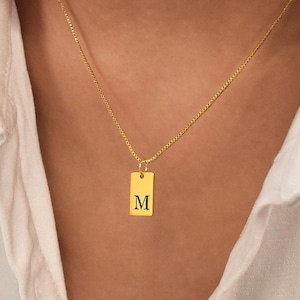 Collar con inicial pequeña de oro de 14 k, collar con inicial personalizado, collar con etiqueta de barra de oro, colgante con letra grabada, regalo para ella, regalo para mamá