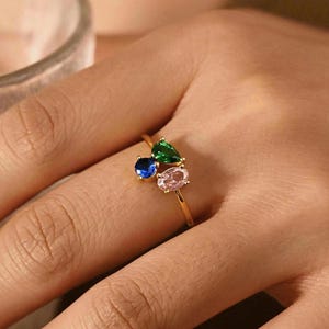 Anpassad födelsestensring för familjen, trestensring, familjeädelstenssmycken, personlig guldring för mamma, fina smycken, julklapp till henne