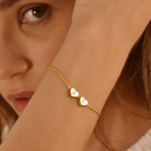 Pulsera con dijes de corazón de oro personalizados, pulsera con nombre, pulsera con letras, pulsera con inicial de corazón de oro de 14 k, pulsera para mamá, regalos para ella