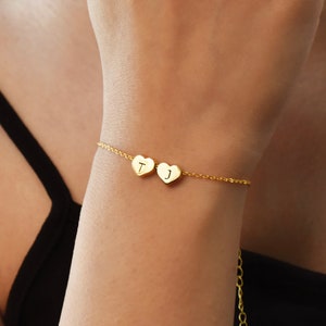 Anpassat armband med hjärtformade guldberlocker, namnarmband, bokstäverarmband, armband med hjärtformade initialer i 14k guld, armband till mamma, presenter till henne