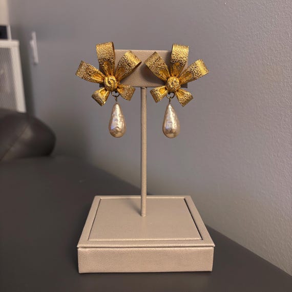 1940s Unsigned Miriam Haskell Bow And Pearl Earri… - image 1