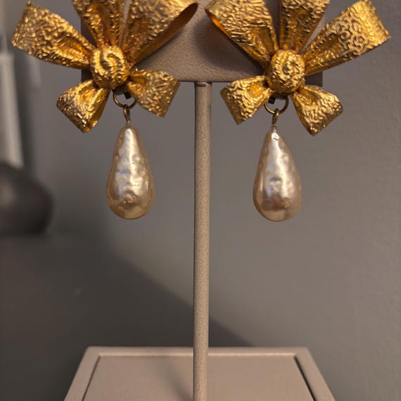 1940s Unsigned Miriam Haskell Bow And Pearl Earri… - image 4