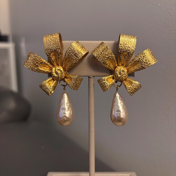 1940s Unsigned Miriam Haskell Bow And Pearl Earri… - image 2