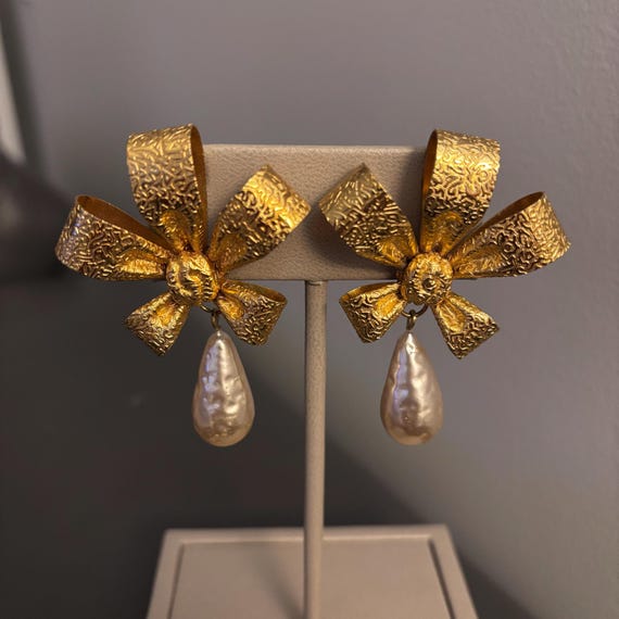 1940s Unsigned Miriam Haskell Bow And Pearl Earri… - image 3