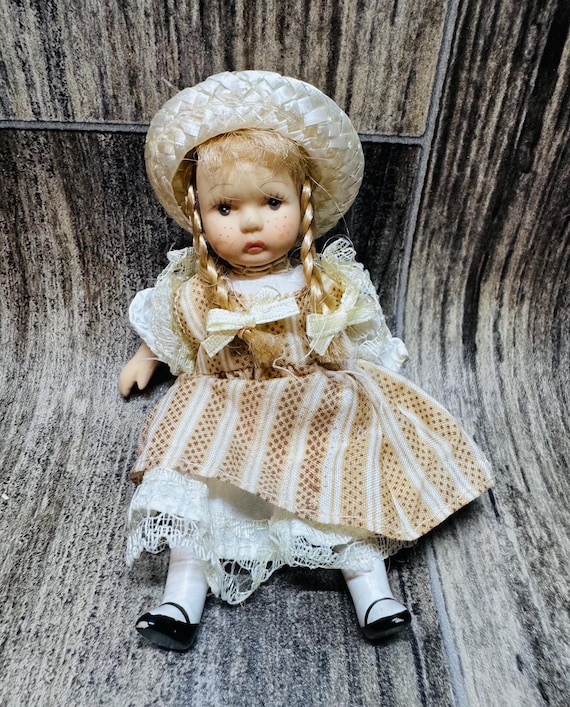 Vintage Porcelain Miniature Doll, Infant Toddlers Kids Straw Hat