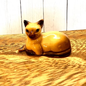 Vtg  Miniature Hagen Renaker Siamese Kitty Cat Sitting Resting Ceramic Figurine