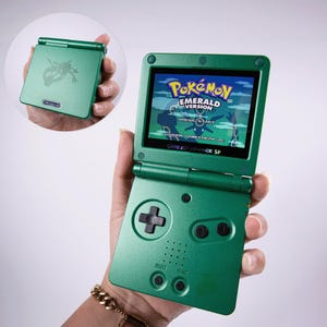 Rayquaza Theme Game Boy Advance SP – Backlit Screen, Upgraded Battery & Free Tactile Bumpers + Optional USB-C – Custom Modded GBASP Handheld