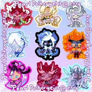 Op de afbeelding: Negen kleurrijke karakterstickers met unieke ontwerpen. De stickers tonen verschillende karakters met verschillende kleurenschema's, waaronder rood, blauw, oranje en roze. De tekst "Pearl Poltergeist @ etsy" staat herhaald rond de rand.