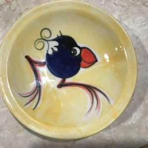 Bandeja con un bonito dibujo de pájaro de 5 y 1/8 pulgadas (13 cm) de ancho, creo que se hizo en los años 60 o 70. Usado pero en buen estado. Sin patatas fritas/enloquecimiento