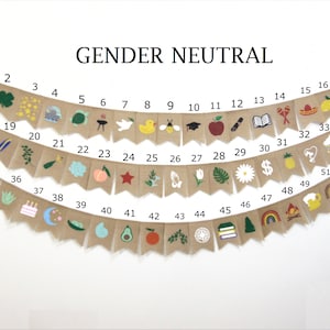 Puede incluir: Una pancarta de arpillera de g&eacute;nero neutro con 52 banderas. Cada bandera tiene un dise&ntilde;o diferente, incluyendo una estrella, una pi&ntilde;a, un girasol, un arco&iacute;ris, un signo de paz, una gorra de graduaci&oacute;n, un libro, un coraz&oacute;n, una nube, un lim&oacute;n, una abeja, una tortuga, un melocot&oacute;n, un cactus, un signo de d&oacute;lar, una tabla de surf, una hoja, un pastel, una luna creciente, una sand&iacute;a, un aguacate, una naranja, una br&uacute;jula, una pila de libros, un pino, una fogata, una taza de caf&eacute;, una estrella de mar, una planta de aloe, un globo terr&aacute;queo, un tr&eacute;bol, una estrella fugaz, una barbacoa, una paloma, un pato de goma, una abeja, una manzana, un diploma, un libro, maracas, un sombrero, un sol, un coraz&oacute;n, una nube con gotas de lluvia, un girasol y manos en oraci&oacute;n.