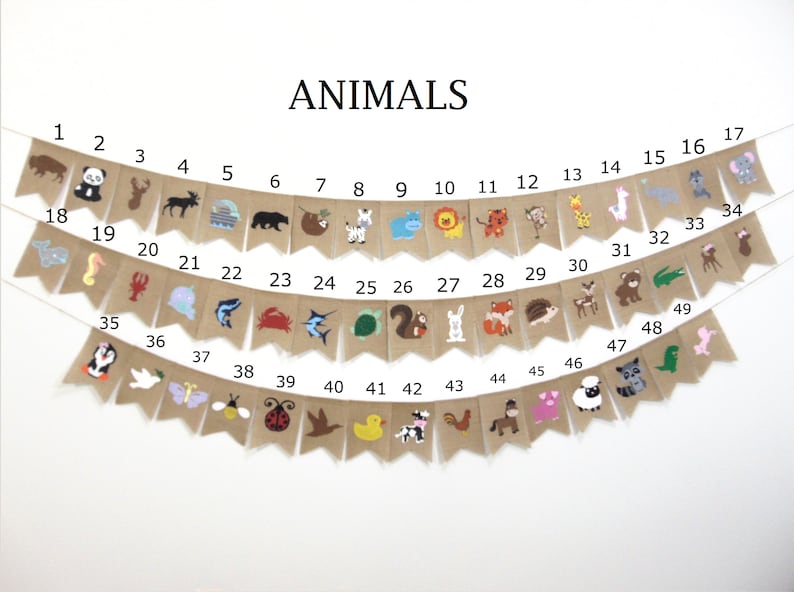 Puede incluir: Una pancarta de arpillera con la palabra "ANIMALS" impresa en negro en la parte superior. La pancarta est&aacute; decorada con 49 ilustraciones de animales diferentes, numeradas del 1 al 49. Los animales incluyen un panda, un ciervo, un alce, un oso, un perezoso, una cebra, un hipop&oacute;tamo, un le&oacute;n, un zorro, una jirafa, una llama, un elefante, un caballito de mar, una langosta, un unicornio, un tibur&oacute;n, un cangrejo, una tortuga, una ardilla, un conejo, un zorro, un erizo, un ciervo, un oso, un caim&aacute;n, una ara&ntilde;a, un ping&uuml;ino, una paloma, una mariposa, una abeja, una mariquita, un p&aacute;jaro, un pato, una vaca, un gallo, un caballo, un cerdo, una oveja, un mapache y un dinosaurio.