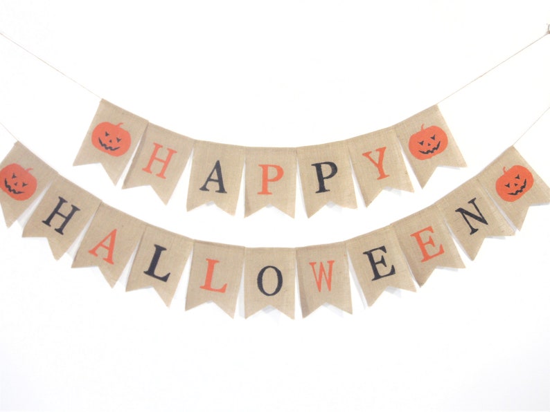 Puede incluir: Una guirnalda de arpillera con las palabras "HAPPY HALLOWEEN" impresas en negro y naranja. Cada bander&iacute;n tiene un gr&aacute;fico de calabaza. La guirnalda est&aacute; ensartada en una fina cuerda blanca, ideal para Halloween.