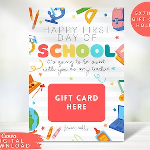 Könnte beinhalten: Ein druckbarer Geschenkkartenhalter im Format 12,7 x 17,8 cm mit einem farbenfrohen Schulthema. Der Kartenhalter zeigt ein farbenfrohes Schulhaus, einen Globus, einen Bleistift, ein Lineal, einen Rucksack, ein Mikroskop, einen Laptop und einen Stern. Der Text auf dem Kartenhalter lautet "Happy First Day of School, it's going to be sweet with you as my teacher." und "Gift Card Here".