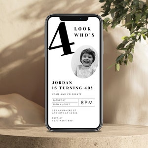 Puede incluir: Una invitaci&oacute;n de cumplea&ntilde;os en blanco y negro en la pantalla de un tel&eacute;fono inteligente. La invitaci&oacute;n dice "Look Who's Jordan is turning 40!" con una foto de un ni&ntilde;o peque&ntilde;o. La invitaci&oacute;n incluye la fecha, la hora y la ubicaci&oacute;n de la fiesta.