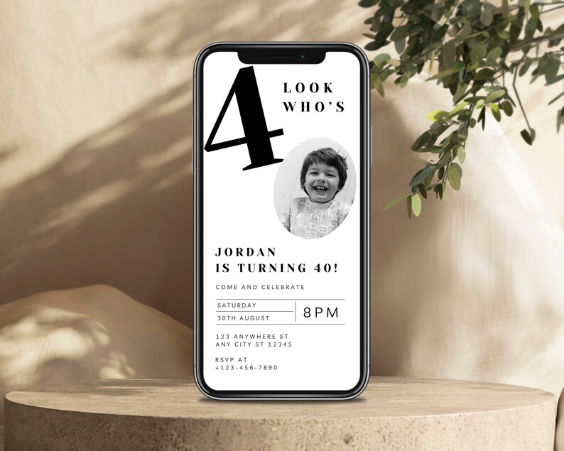 Puede incluir: Una invitaci&oacute;n de cumplea&ntilde;os en blanco y negro en la pantalla de un tel&eacute;fono inteligente. La invitaci&oacute;n dice "Look Who's Jordan is turning 40!" con una foto de un ni&ntilde;o peque&ntilde;o. La invitaci&oacute;n incluye la fecha, la hora y la ubicaci&oacute;n de la fiesta.