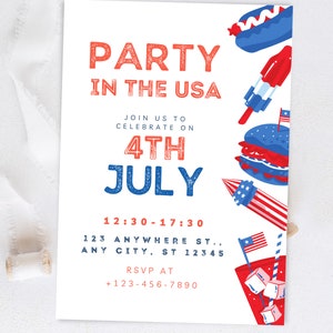 Peut inclure: Une invitation &agrave; une f&ecirc;te rouge, blanche et bleue avec le texte "PARTY IN THE USA" et "JOIN US TO CELEBRATE ON 4TH JULY". L'invitation comprend &eacute;galement un hot-dog, une glace, un hamburger, des feux d'artifice et un verre de th&eacute; glac&eacute;.