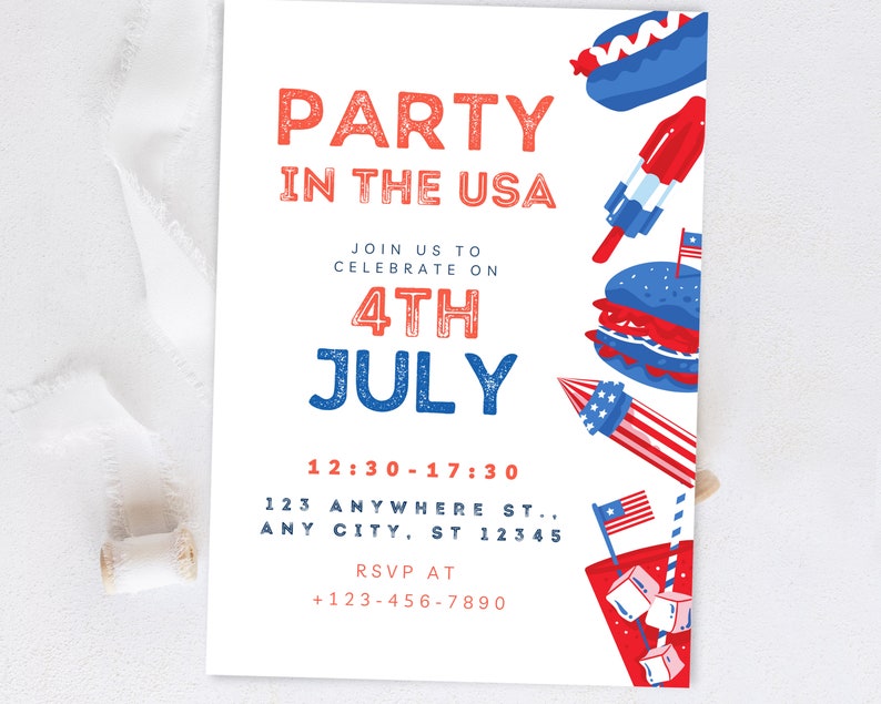 Peut inclure: Une invitation &agrave; une f&ecirc;te rouge, blanche et bleue avec le texte "PARTY IN THE USA" et "JOIN US TO CELEBRATE ON 4TH JULY". L'invitation comprend &eacute;galement un hot-dog, une glace, un hamburger, des feux d'artifice et un verre de th&eacute; glac&eacute;.