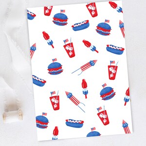 Peut inclure: Un fond blanc avec un motif r&eacute;p&eacute;titif d'ic&ocirc;nes sur le th&egrave;me du 4 juillet, en rouge, blanc et bleu. Les ic&ocirc;nes comprennent des hot-dogs, des hamburgers, des cornets de glace, des feux d'artifice et des verres de th&eacute; glac&eacute;.