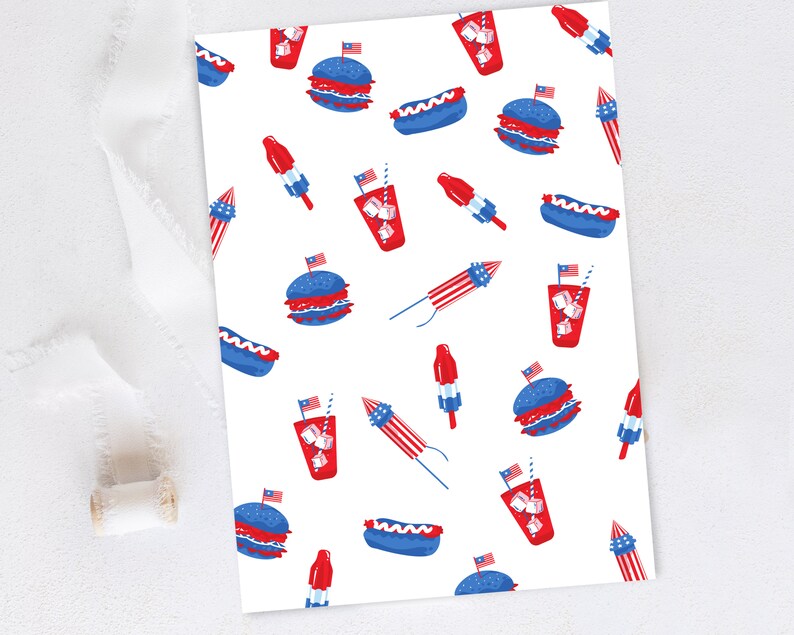 Peut inclure: Un fond blanc avec un motif r&eacute;p&eacute;titif d'ic&ocirc;nes sur le th&egrave;me du 4 juillet, en rouge, blanc et bleu. Les ic&ocirc;nes comprennent des hot-dogs, des hamburgers, des cornets de glace, des feux d'artifice et des verres de th&eacute; glac&eacute;.