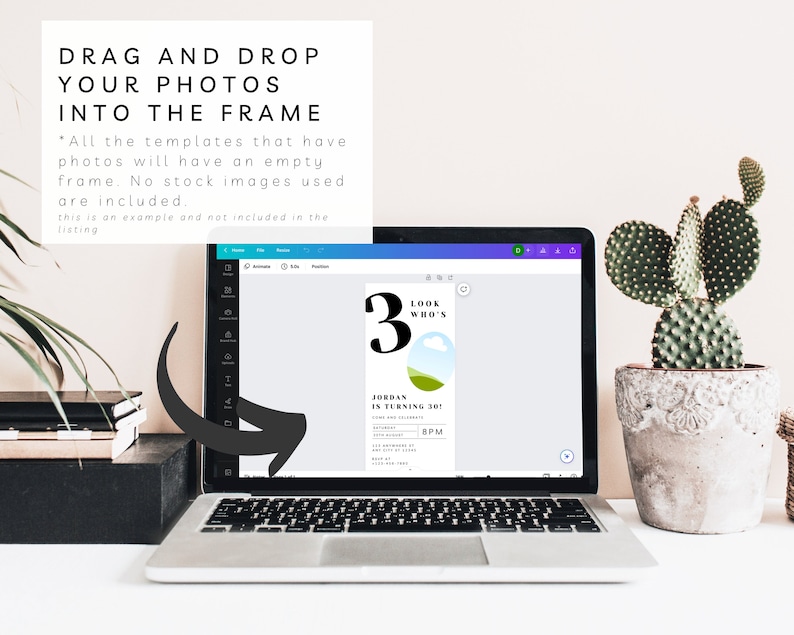 Puede incluir: Una pantalla de computadora port&aacute;til que muestra una plantilla de invitaci&oacute;n de cumplea&ntilde;os con un gran n&uacute;mero 3, el texto "Look Who's Turning 30!" y una ilustraci&oacute;n de paisaje verde y azul. El texto "Drag and Drop Your Photos Into The Frame" se muestra encima de la computadora port&aacute;til.