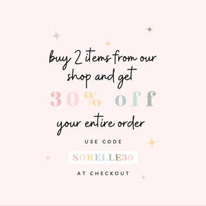 Puede incluir: Un gr&aacute;fico rosa y blanco con el texto "buy 2 items from our shop and get 30% off your entire order" y "USE CODE SORELLE30 AT CHECKOUT".