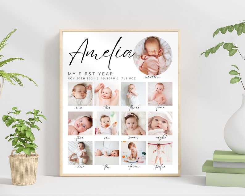 Peut inclure: Une affiche blanche avec un collage de photos en noir et blanc d'une petite fille pendant sa premi&egrave;re ann&eacute;e. L'affiche porte le nom du b&eacute;b&eacute; "Amelia" en haut et le texte "Ma premi&egrave;re ann&eacute;e" en dessous. L'affiche comprend &eacute;galement la date de naissance et le poids du b&eacute;b&eacute;. Les photos montrent le b&eacute;b&eacute; &agrave; diff&eacute;rents &acirc;ges, de nouveau-n&eacute; &agrave; douze mois.