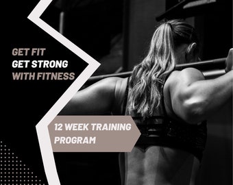 Op de afbeelding: Zwart-witte afbeelding van een persoon die gewichten heft in een sportschool. De tekst "GET FIT GET STRONG WITH FITNESS" en "12 WEEK TRAINING PROGRAM" staat op de afbeelding.