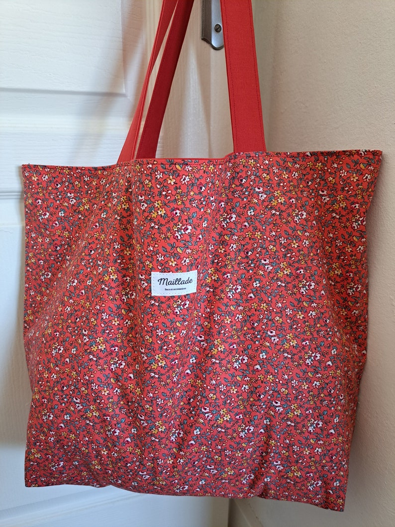 Grand tote-bag avec chouchou, pochon et porte clés, sac fourre-tout, tissu fleuri, sac cabas, tote-bag XXL, sac de plage, sac rouge image 9