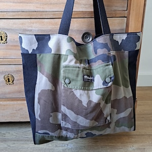 Große Einkaufstasche im Tarnmuster, Tarnstoff und schwarzer Samt, Militärstoff, Upcycling, Upcycling-Leinentasche, recycelt