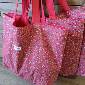 Grand tote-bag avec chouchou, pochon et porte clés, sac fourre-tout, tissu fleuri, sac cabas, tote-bag XXL, sac de plage, sac rouge image 6