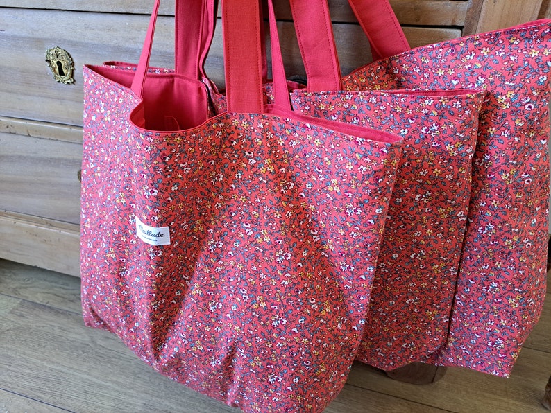 Grand tote-bag avec chouchou, pochon et porte clés, sac fourre-tout, tissu fleuri, sac cabas, tote-bag XXL, sac de plage, sac rouge image 6