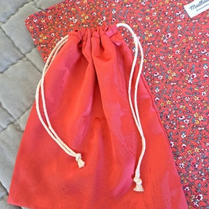Grand tote-bag avec chouchou, pochon et porte clés, sac fourre-tout, tissu fleuri, sac cabas, tote-bag XXL, sac de plage, sac rouge image 4