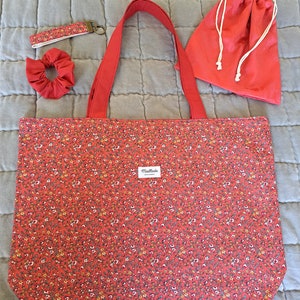 Grand tote-bag avec chouchou, pochon et porte clés, sac fourre-tout, tissu fleuri, sac cabas, tote-bag XXL, sac de plage, sac rouge image 2