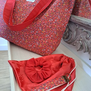 Grand tote-bag avec chouchou, pochon et porte clés, sac fourre-tout, tissu fleuri, sac cabas, tote-bag XXL, sac de plage, sac rouge image 8
