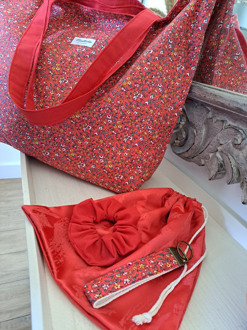 Grand tote-bag avec chouchou, pochon et porte clés, sac fourre-tout, tissu fleuri, sac cabas, tote-bag XXL, sac de plage, sac rouge image 8