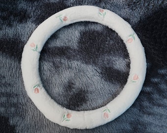 Funda de volante con tulipán bordado, accesorio para coche con flores de peluche, funda de volante con letras personalizadas, funda antideslizante para volante