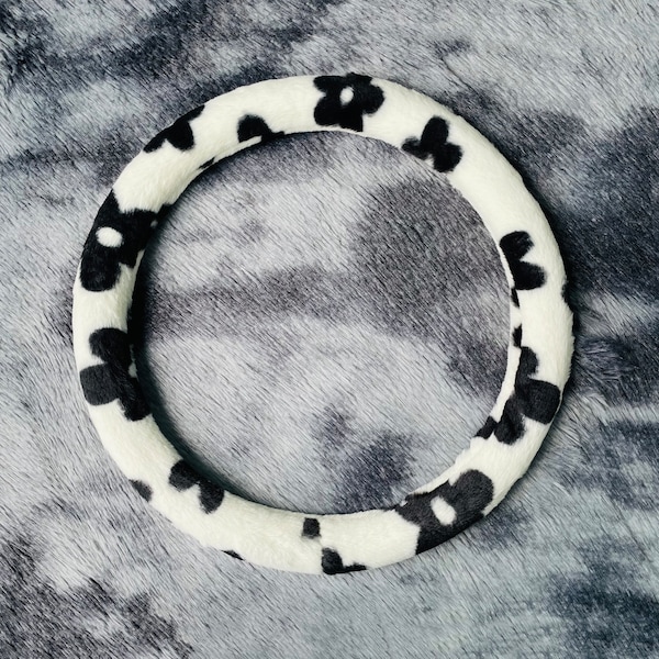 Funda de volante con estampado de flores de peluche, accesorios de peluche para coche, funda de volante con letras personalizadas, funda antideslizante para volante