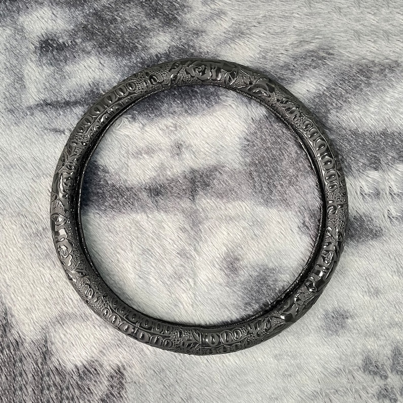Peut inclure: Housse de volant noire avec un motif floral. La housse est faite d'un mat&eacute;riau doux et durable et est con&ccedil;ue pour s'adapter &agrave; la plupart des volants standard.