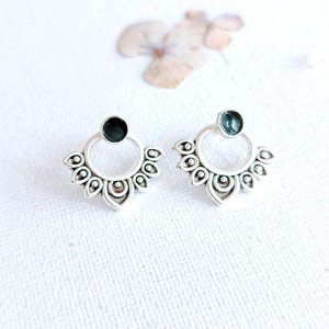 Elegantes pendientes negros Lotus Ear Jackets: pendientes geométricos de plata de ley para quienes marcan tendencia