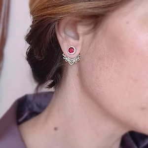 Ruby Lotus: Pendientes tipo chaqueta con piedra roja, parte delantera y trasera, con doble tachuela. Regalo perfecto para su cumpleaños.