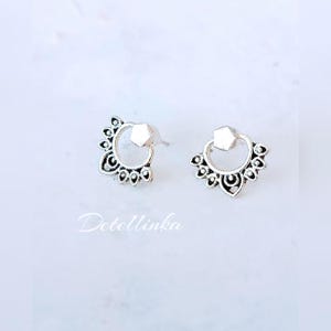 Boucles d'oreilles modernes en forme de lotus argenté - Boucles d'oreilles géométriques, cadeau d'anniversaire tendance pour elle