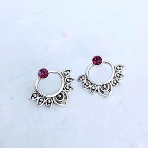 Sunrise Lotus: Pendientes minimalistas de plata de ley con forma de flor: el regalo perfecto para su cumpleaños.