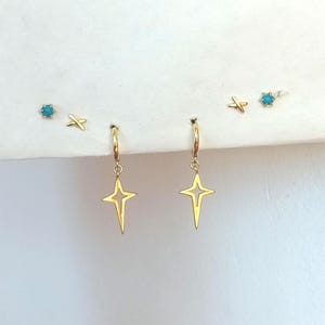 Conjunto de pendientes de aro Celestial Ear Stack con estrella dorada y tachuelas de turquesa.