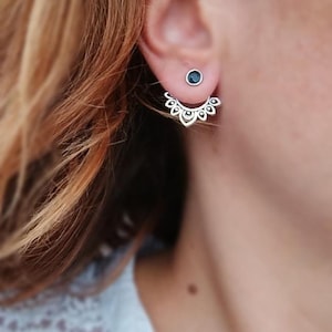 Pendientes de botón con forma de corazón de plata de ley: un regalo moderno y elegante.