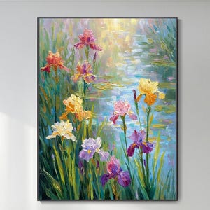 以下が含まれることがあります： 池に咲くカラフルなアヤメの花の油絵。赤、黄、紫、白の鮮やかな色合いと、緑の葉、きらめく水の背景が特徴です。絵画は額装され、リビングルームに飾られています。