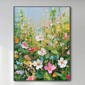 Könnte beinhalten: Ein vertikales, rechteckiges Wandbild mit einem Ölgemälde einer lebhaften Wildblumenwiese. Die Komposition zeigt dicke, strukturierte Pinselstriche in Weiß-, Rosa-, Gelb- und Grüntönen, die verschiedene blühende Blumen darstellen.