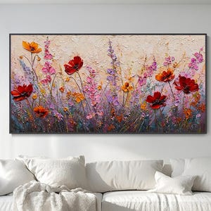 Può includere: Dipinto a olio incorniciato con fiori vibranti, tra cui rossi, arancioni e viola, su uno sfondo neutro e strutturato. L'opera presenta papaveri e altri fiori selvatici, creando un'esposizione colorata e materica.