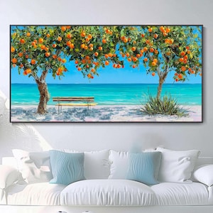 Könnte beinhalten: Gerahmtes Gemälde, das eine Strandszene mit Orangenbäumen voller Früchte zeigt. Eine gelbe Bank steht auf dem weißen Sand, mit türkisfarbenem Wasser und blauem Himmel im Hintergrund. Das Kunstwerk wird über einem weißen Sofa ausgestellt.