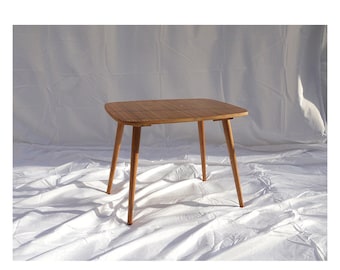 Restaurierter Nussbaum Couchtisch